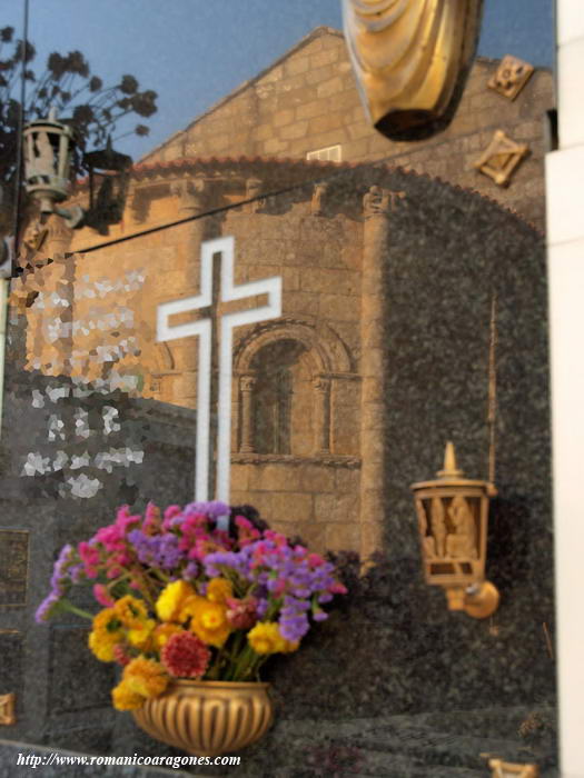 REFLEJO DE LA CABECERA EN LÁPIDA DEL CEMENTERIO